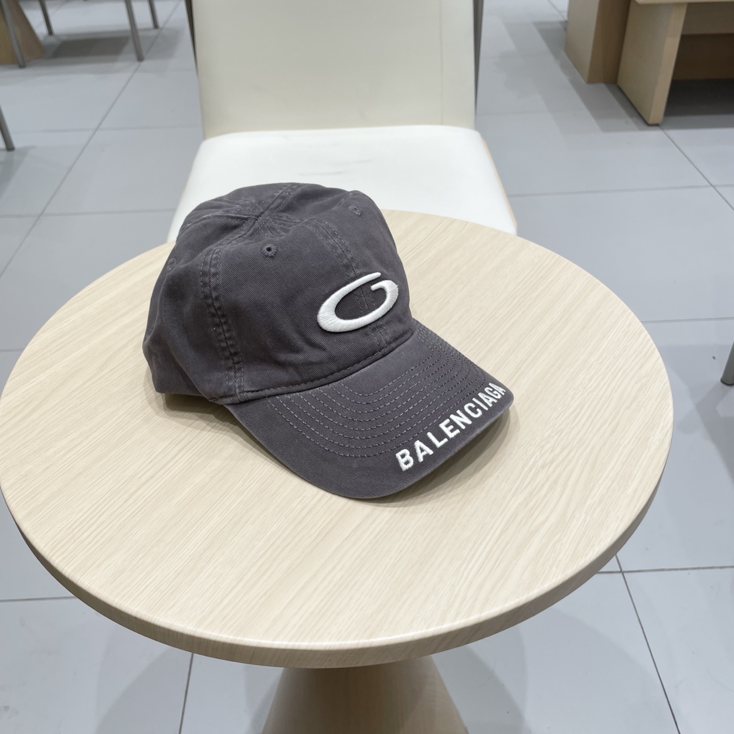 
BALENCIAGA巴黎世家新款刺绣logo棒球帽，很酷的色系，男女佩戴都有不同style，第一批抢先