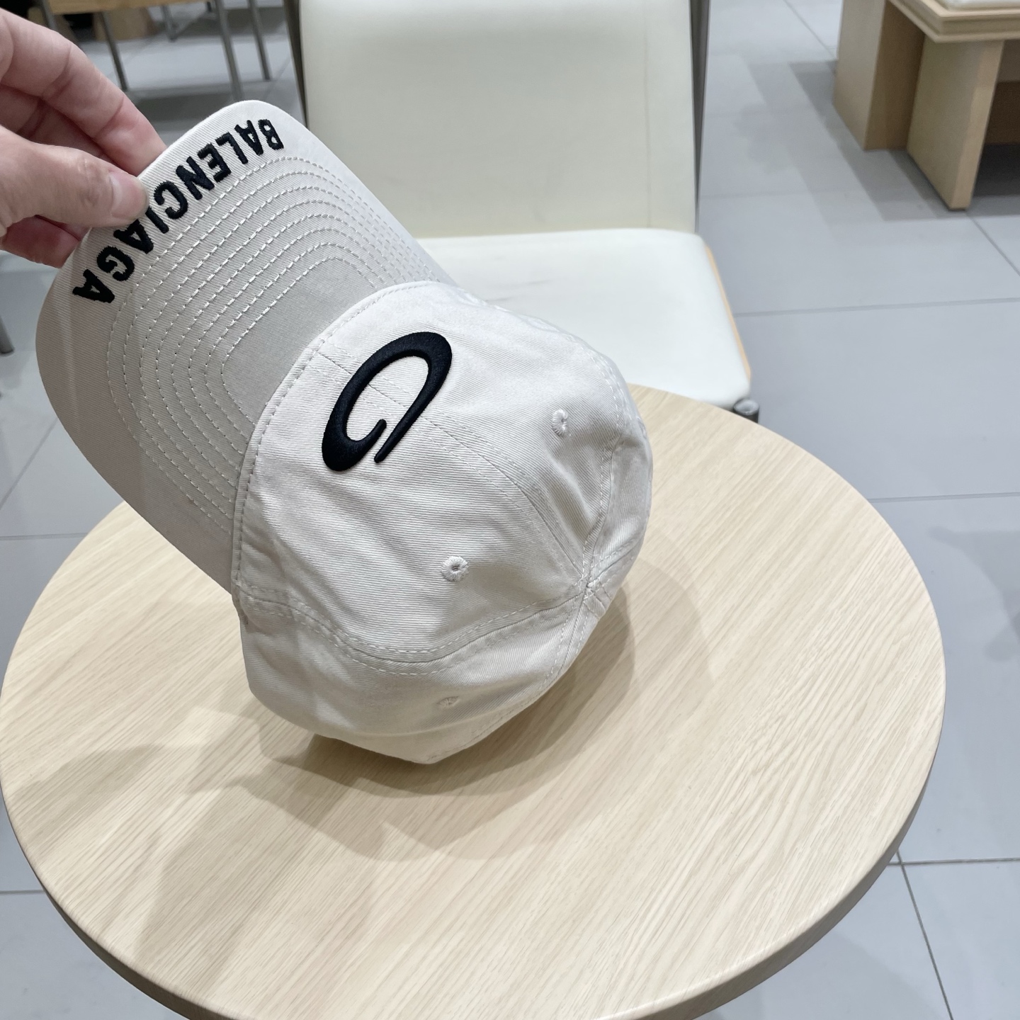 
BALENCIAGA巴黎世家新款刺绣logo棒球帽，很酷的色系，男女佩戴都有不同style，第一批抢先