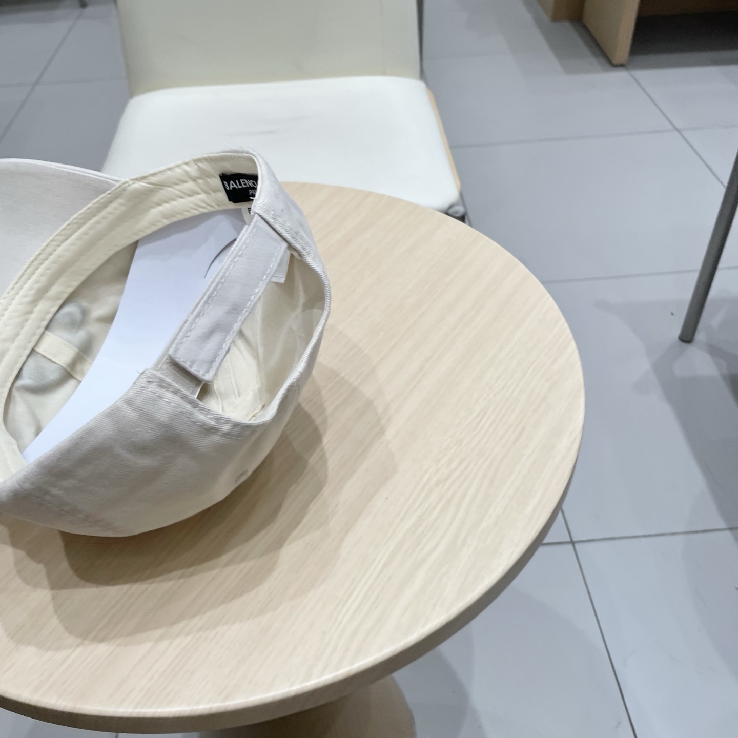 
BALENCIAGA巴黎世家新款刺绣logo棒球帽，很酷的色系，男女佩戴都有不同style，第一批抢先