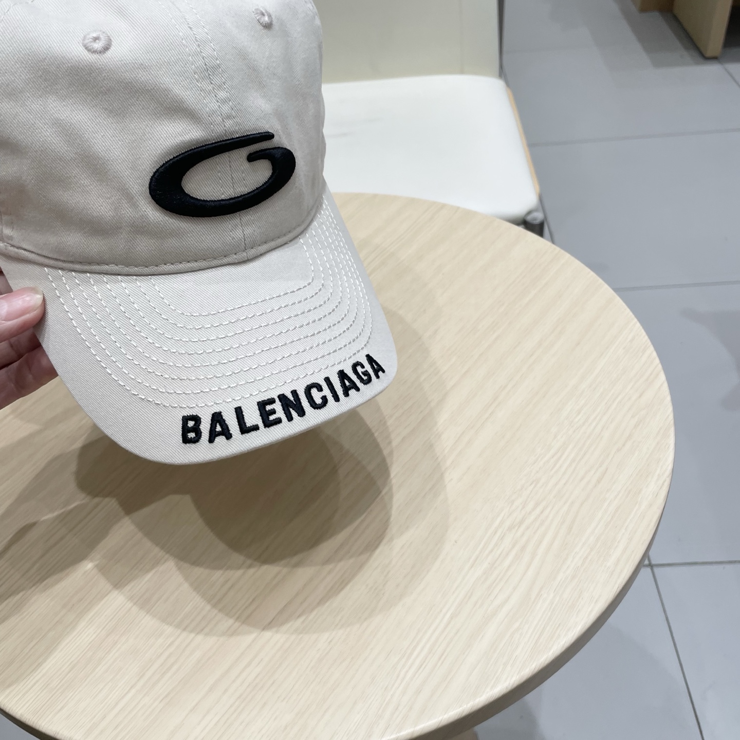 
BALENCIAGA巴黎世家新款刺绣logo棒球帽，很酷的色系，男女佩戴都有不同style，第一批抢先
