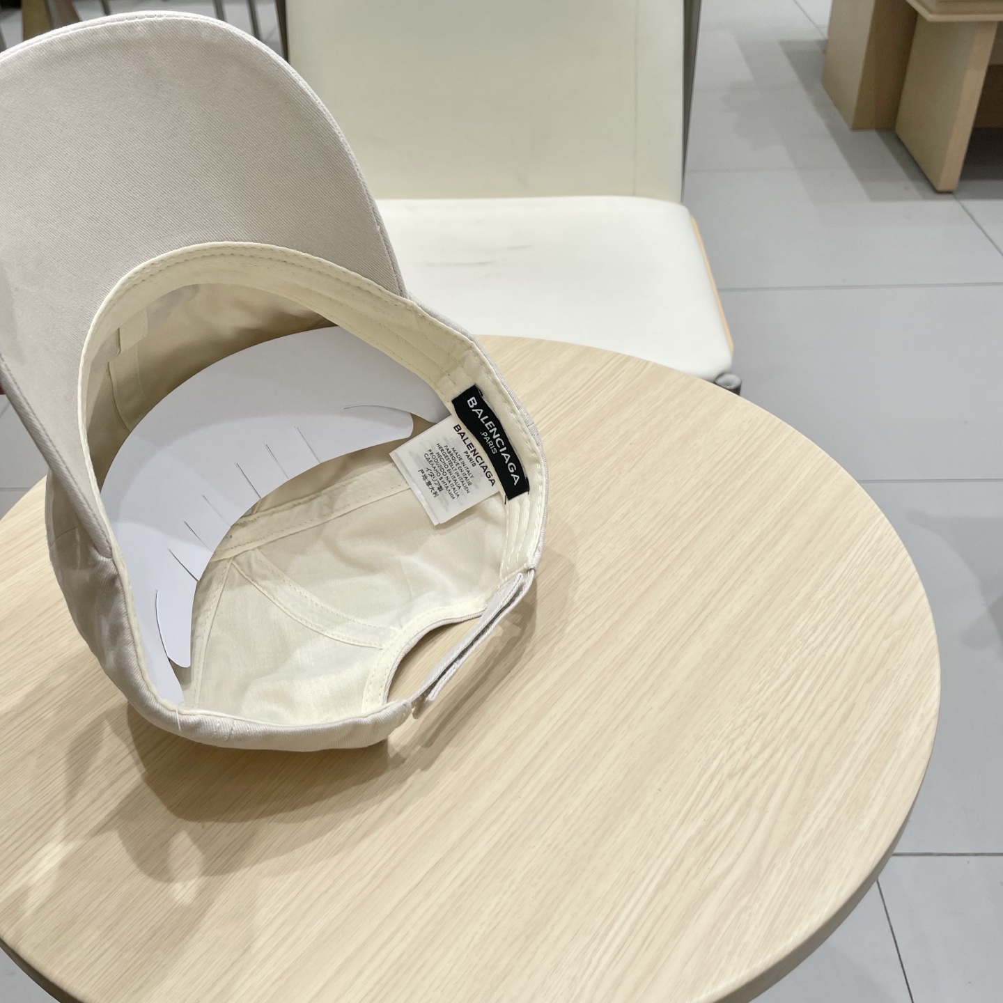 
BALENCIAGA巴黎世家新款刺绣logo棒球帽，很酷的色系，男女佩戴都有不同style，第一批抢先