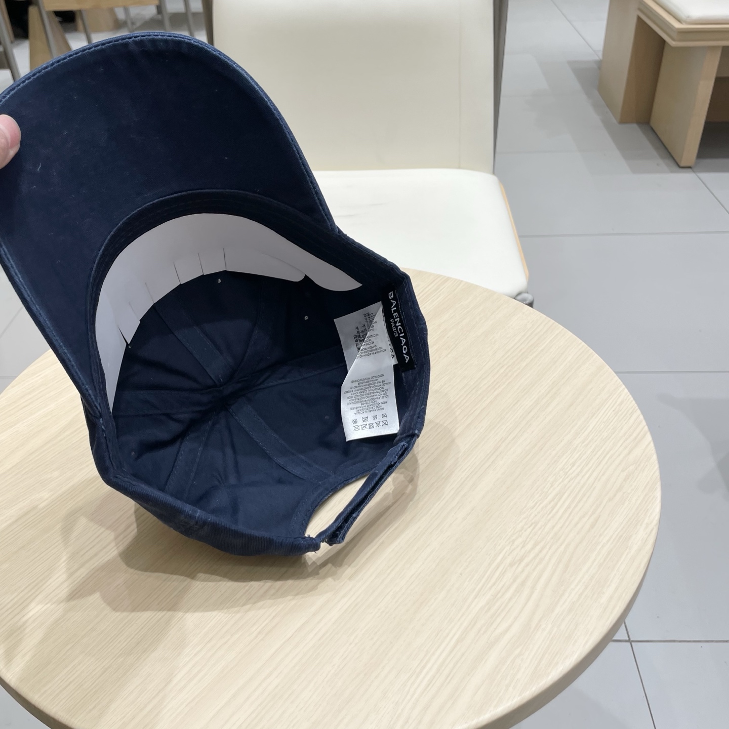 
BALENCIAGA巴黎世家新款刺绣logo棒球帽，很酷的色系，男女佩戴都有不同style，第一批抢先