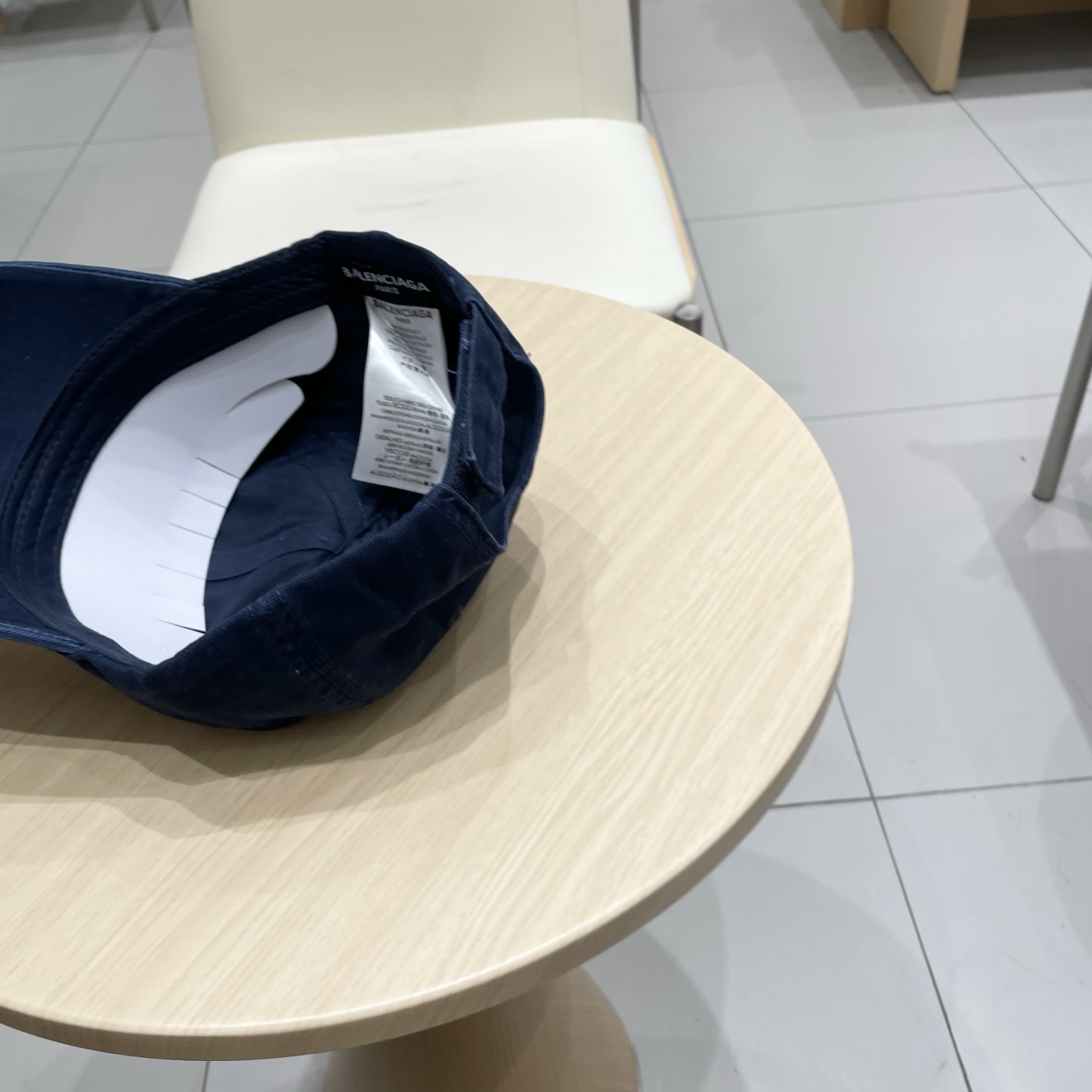 
BALENCIAGA巴黎世家新款刺绣logo棒球帽，很酷的色系，男女佩戴都有不同style，第一批抢先