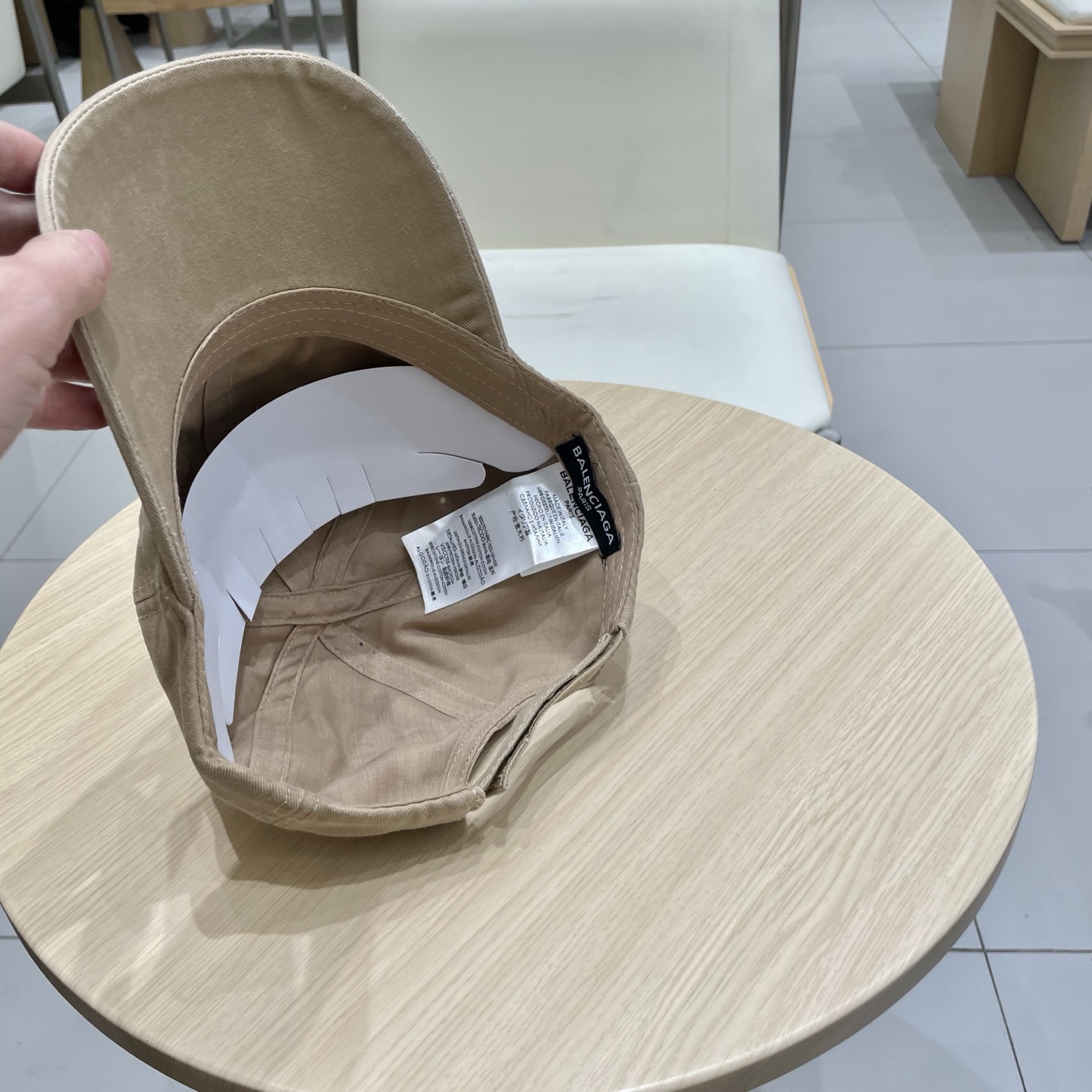 
BALENCIAGA巴黎世家新款刺绣logo棒球帽，很酷的色系，男女佩戴都有不同style，第一批抢先