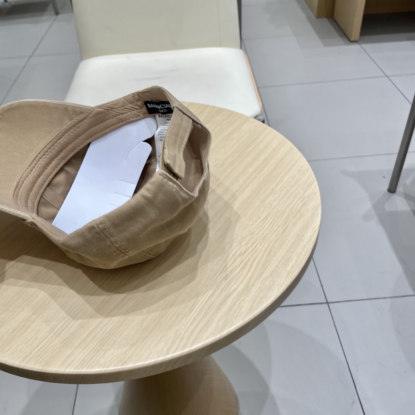 
BALENCIAGA巴黎世家新款刺绣logo棒球帽，很酷的色系，男女佩戴都有不同style，第一批抢先