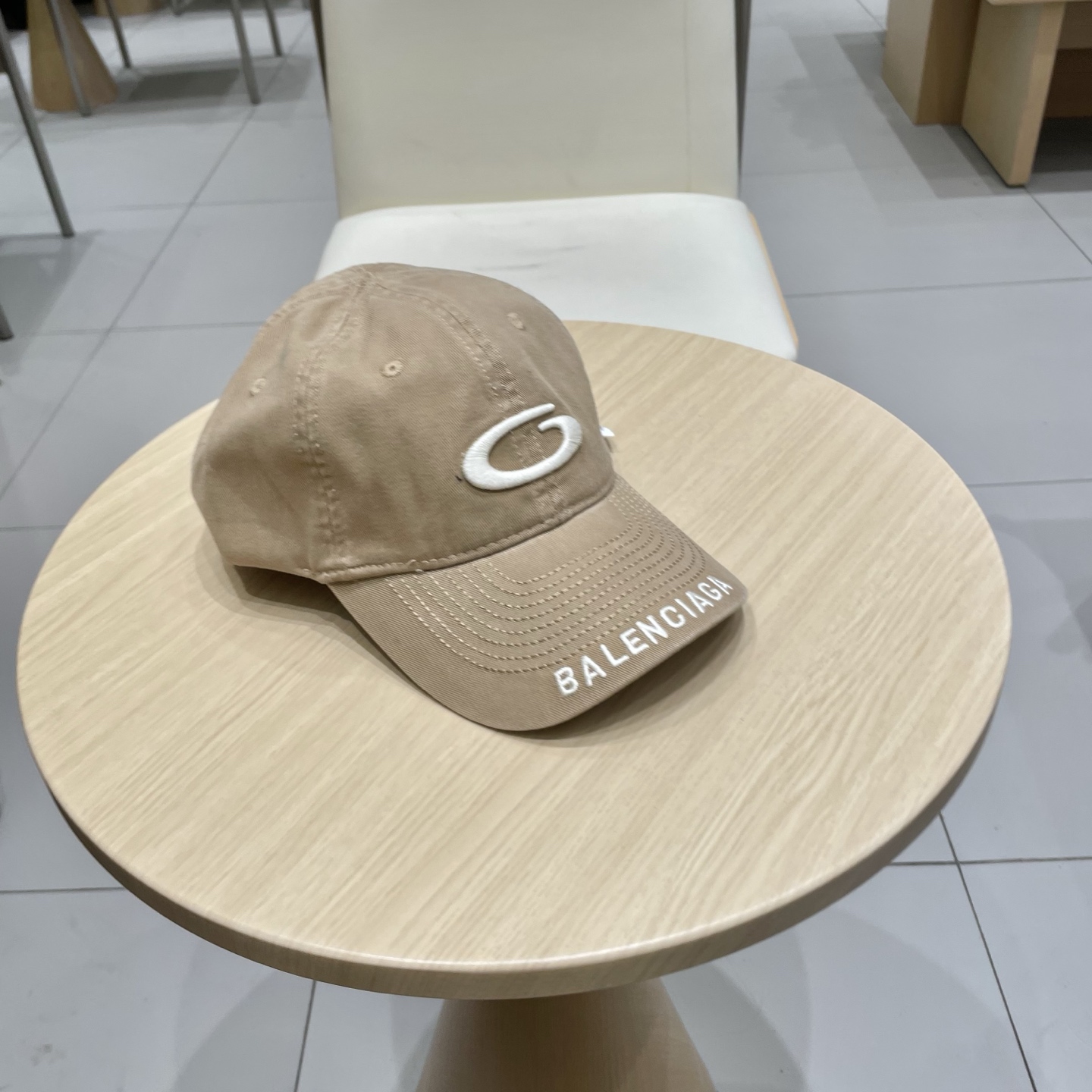 
BALENCIAGA巴黎世家新款刺绣logo棒球帽，很酷的色系，男女佩戴都有不同style，第一批抢先