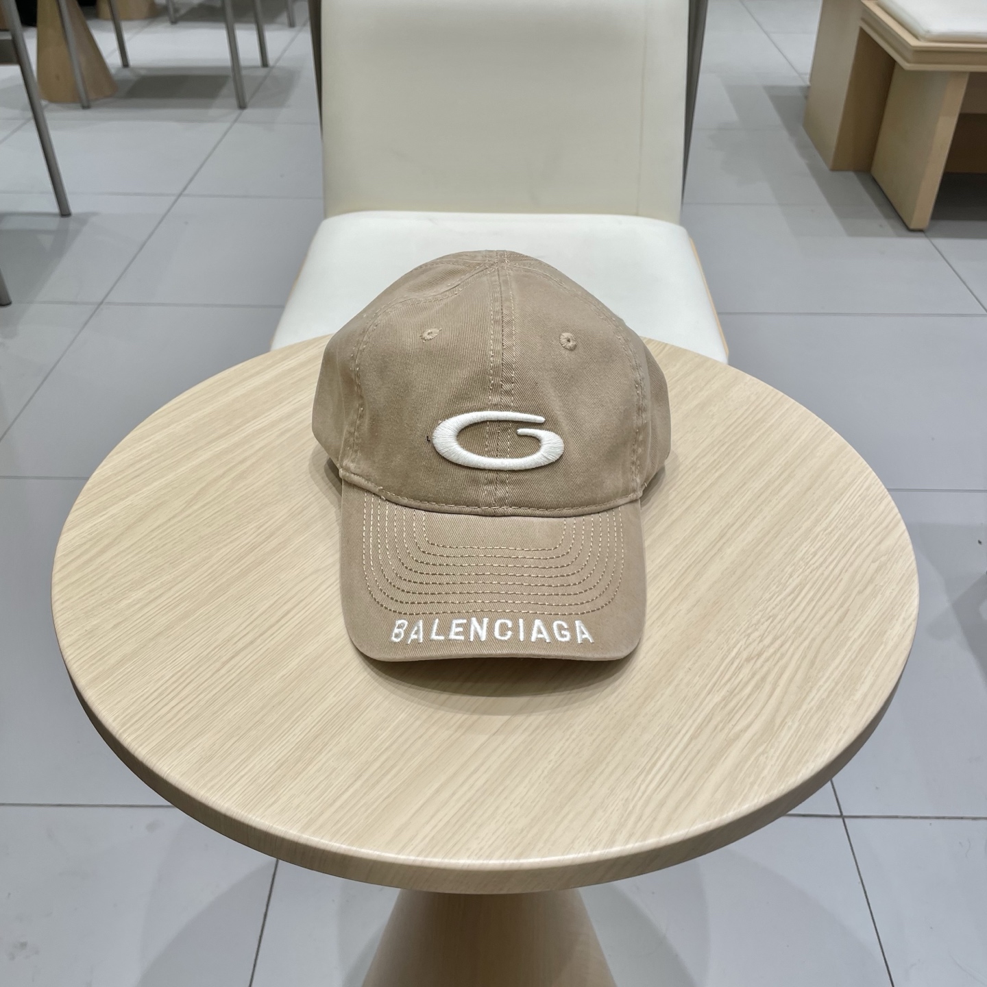 
BALENCIAGA巴黎世家新款刺绣logo棒球帽，很酷的色系，男女佩戴都有不同style，第一批抢先