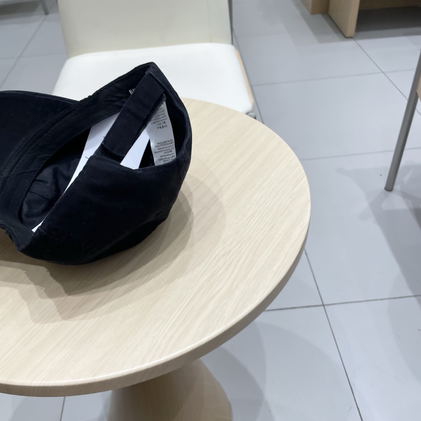 
BALENCIAGA巴黎世家新款刺绣logo棒球帽，很酷的色系，男女佩戴都有不同style，第一批抢先