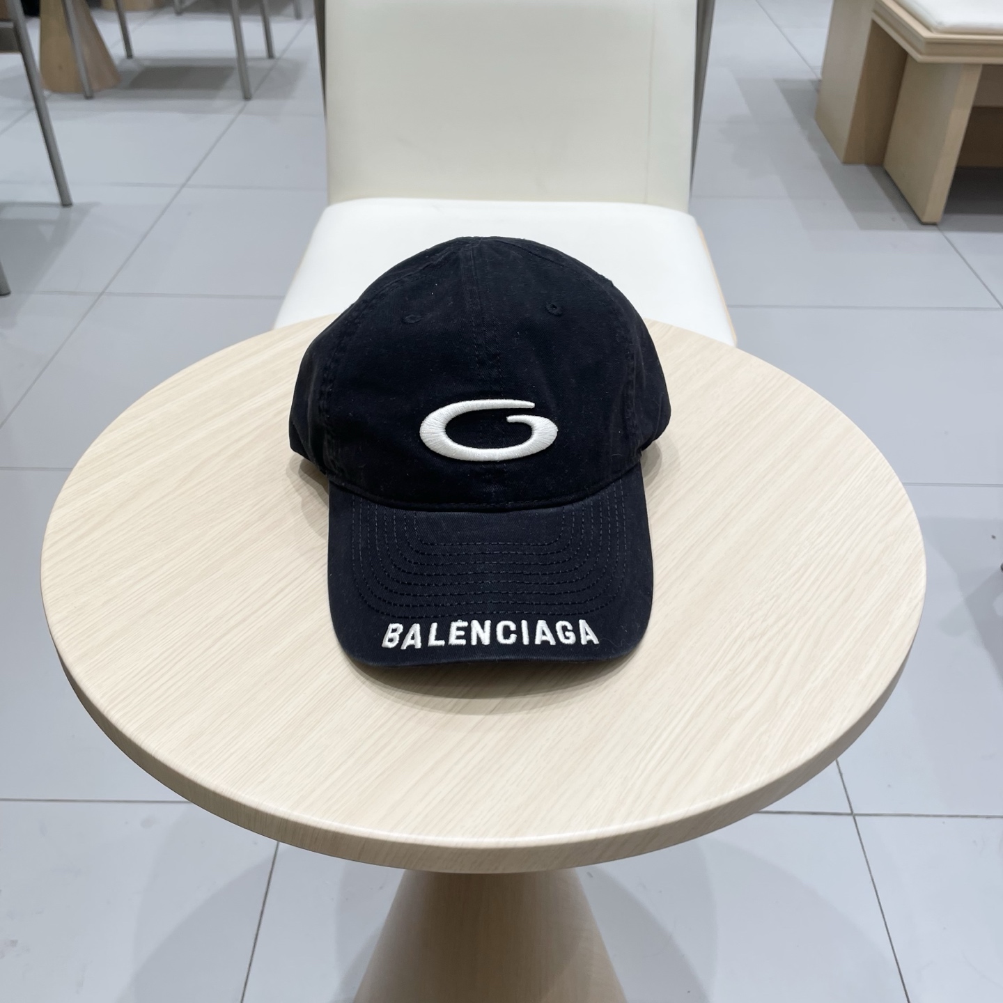 
BALENCIAGA巴黎世家新款刺绣logo棒球帽，很酷的色系，男女佩戴都有不同style，第一批抢先