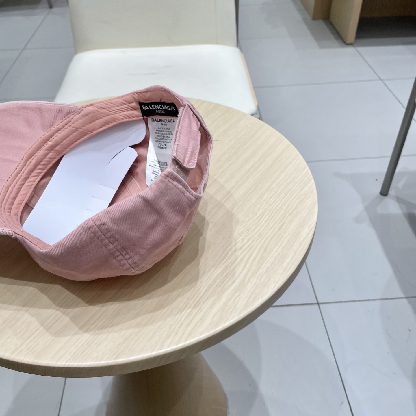 
BALENCIAGA巴黎世家新款刺绣logo棒球帽，很酷的色系，男女佩戴都有不同style，第一批抢先