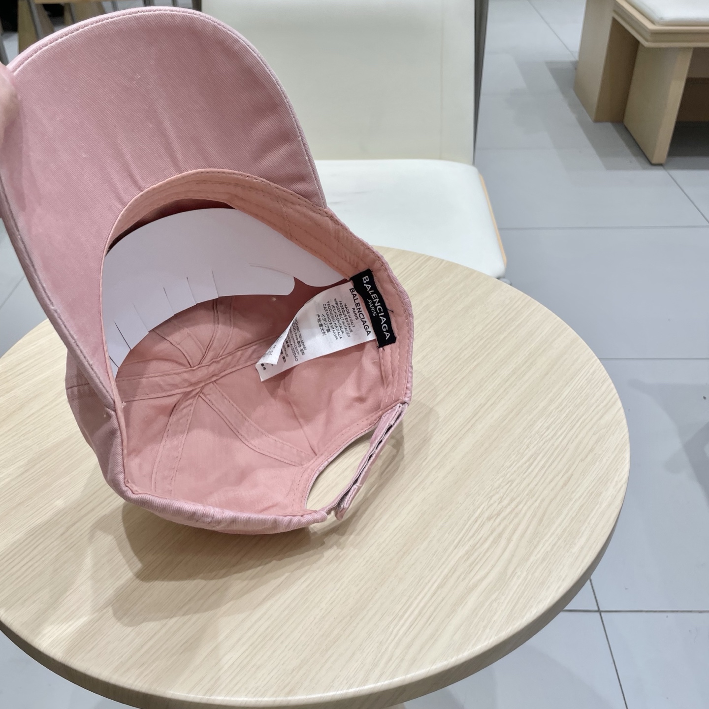 
BALENCIAGA巴黎世家新款刺绣logo棒球帽，很酷的色系，男女佩戴都有不同style，第一批抢先