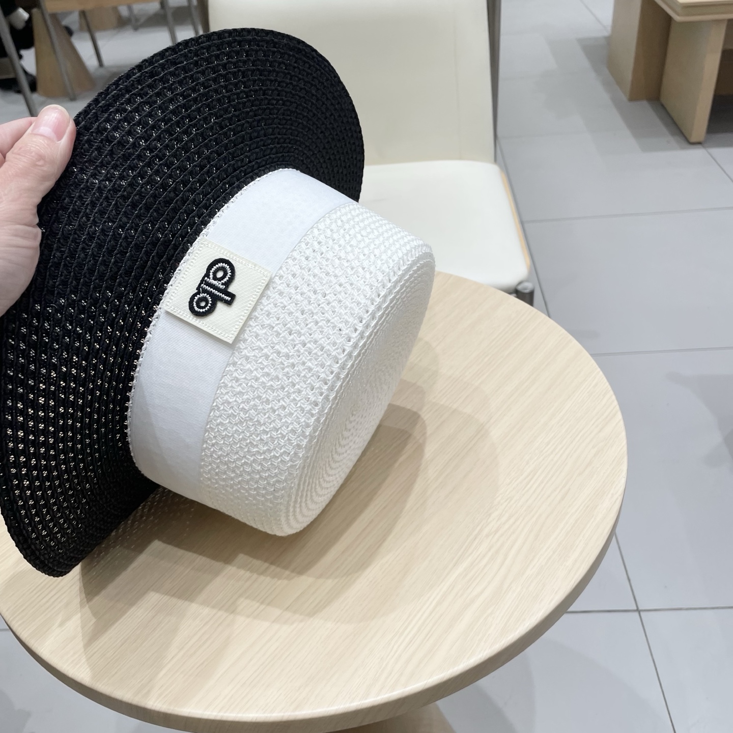  alo 新款草帽来啦~
拼色草帽季 必入款！ 大牌高级感十足！