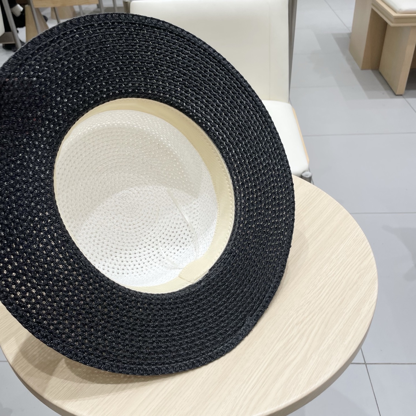  alo 新款草帽来啦~
拼色草帽季 必入款！ 大牌高级感十足！