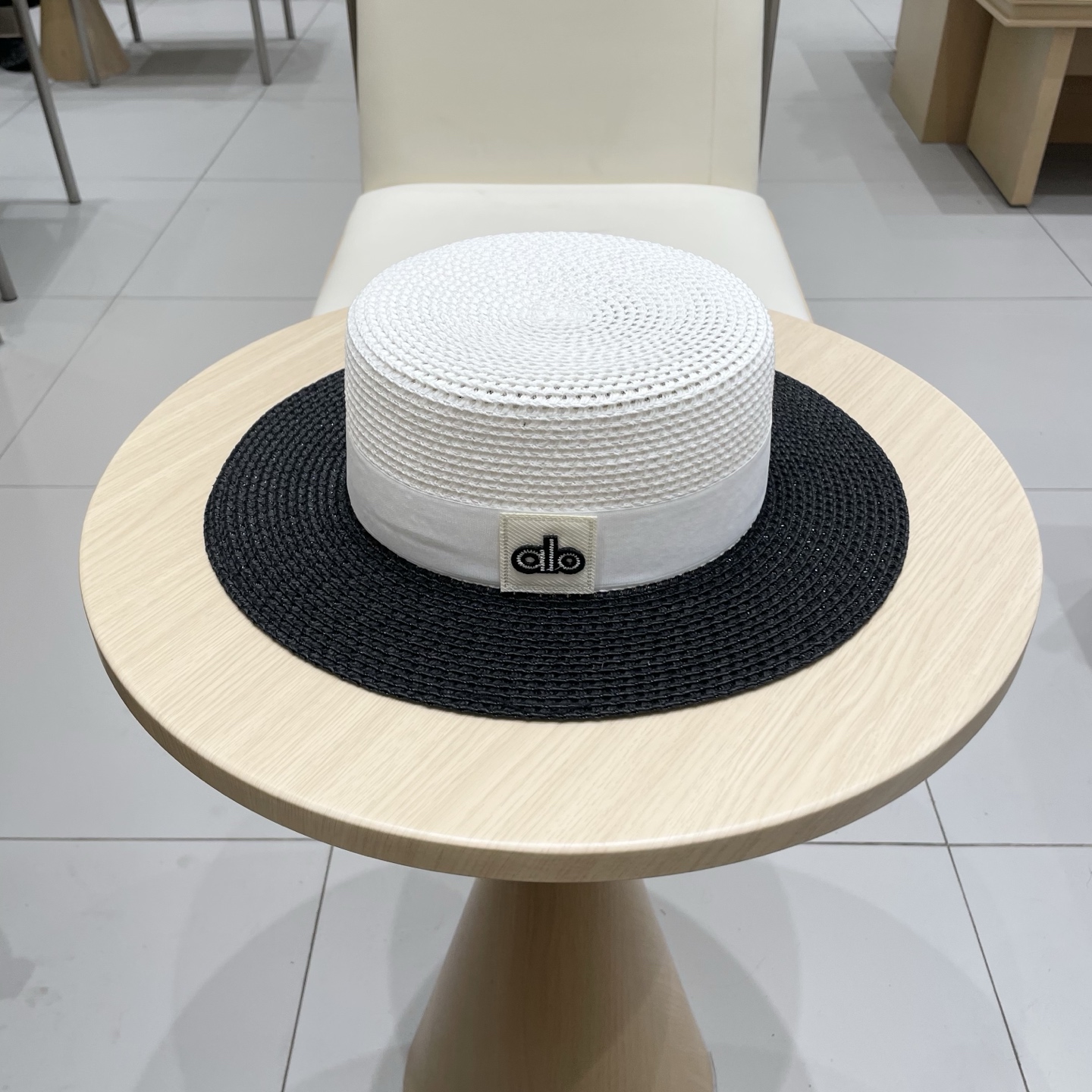  alo 新款草帽来啦~
拼色草帽季 必入款！ 大牌高级感十足！