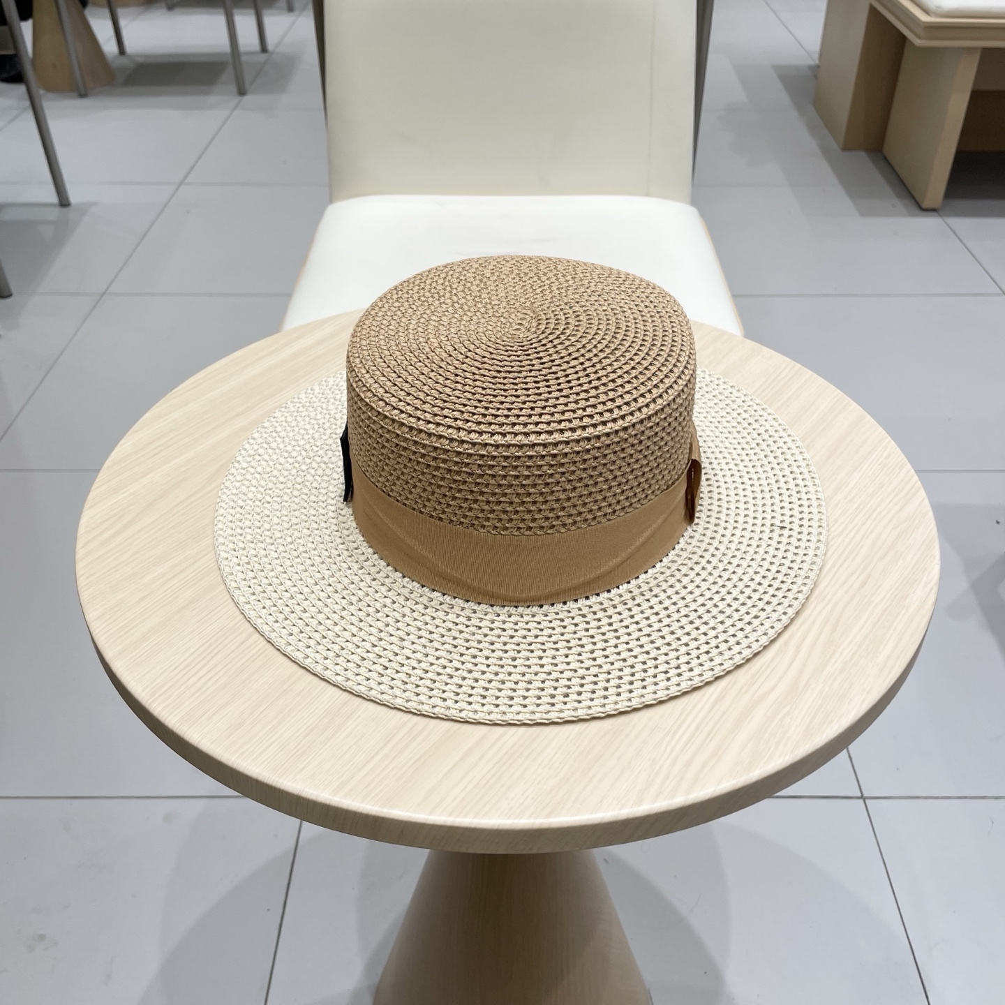  alo 新款草帽来啦~
拼色草帽季 必入款！ 大牌高级感十足！