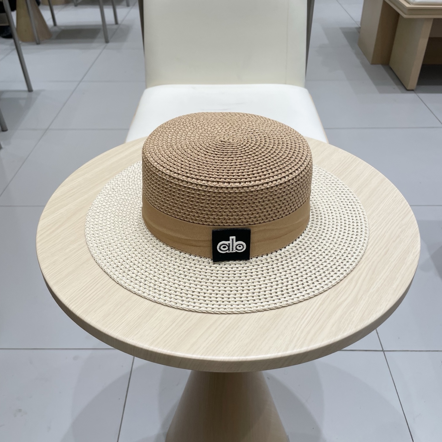  alo 新款草帽来啦~
拼色草帽季 必入款！ 大牌高级感十足！