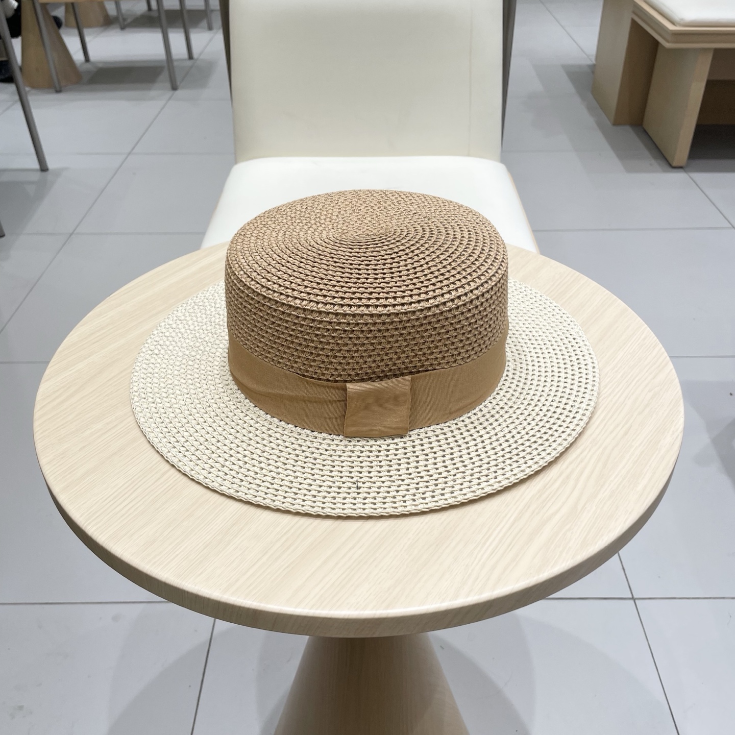  alo 新款草帽来啦~
拼色草帽季 必入款！ 大牌高级感十足！