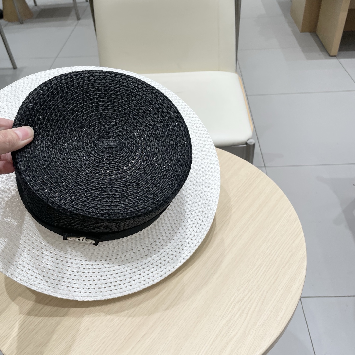  alo 新款草帽来啦~
拼色草帽季 必入款！ 大牌高级感十足！