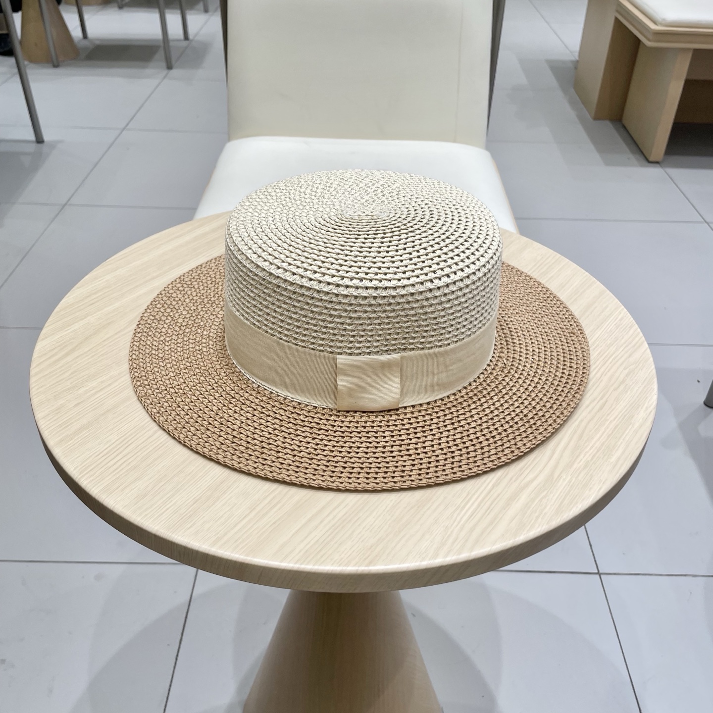  alo 新款草帽来啦~
拼色草帽季 必入款！ 大牌高级感十足！