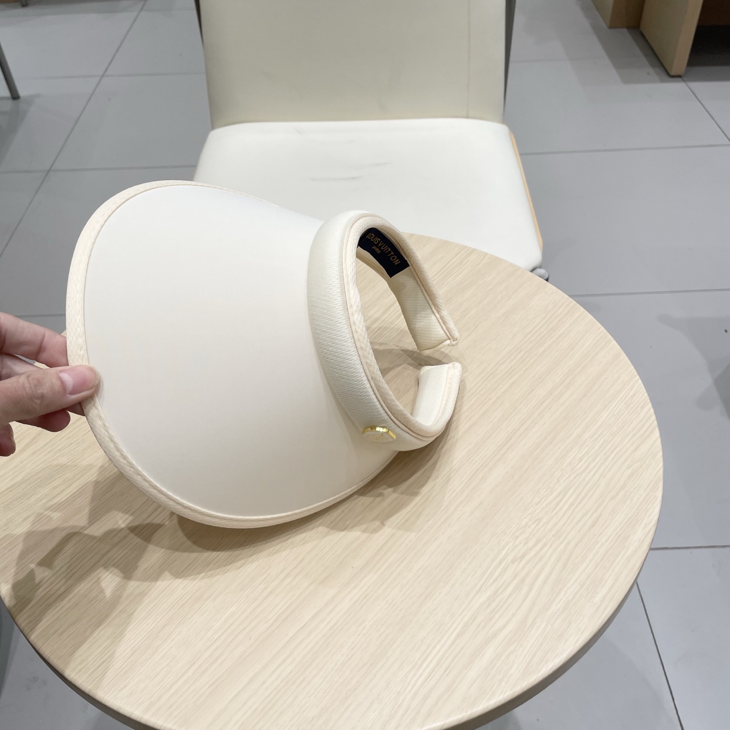  LV 路易威登 Louis Vuitton 😎春夏空顶帽
空顶帽通勤必备 一秒高颅顶 视觉显脸小
早八