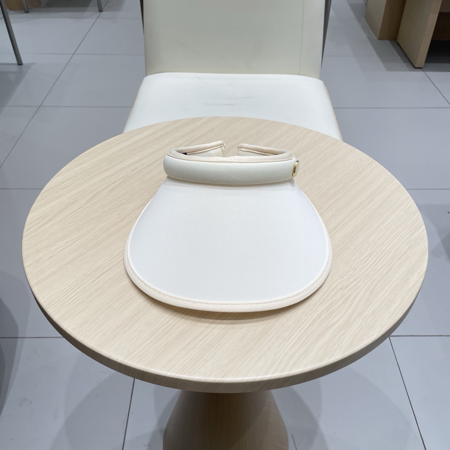  LV 路易威登 Louis Vuitton 😎春夏空顶帽
空顶帽通勤必备 一秒高颅顶 视觉显脸小
早八