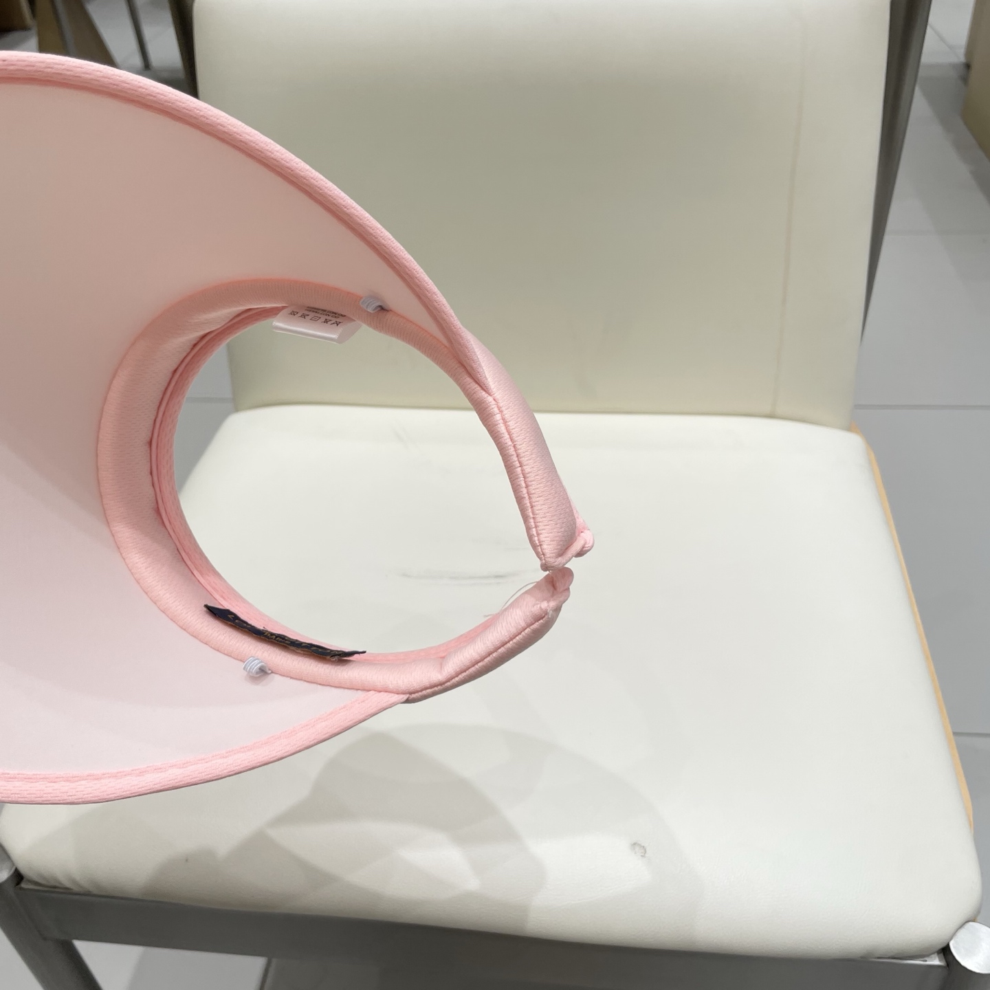  LV 路易威登 Louis Vuitton 😎春夏空顶帽
空顶帽通勤必备 一秒高颅顶 视觉显脸小
早八