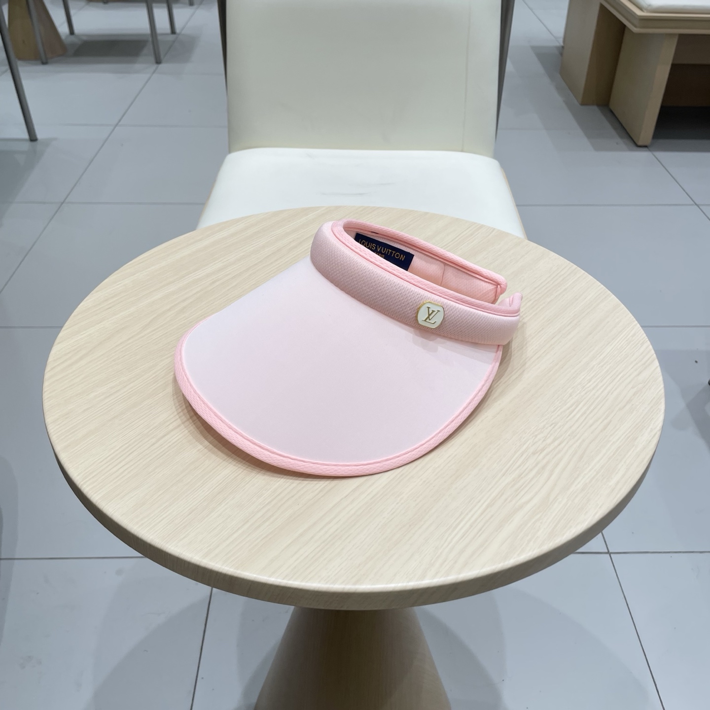  LV 路易威登 Louis Vuitton 😎春夏空顶帽
空顶帽通勤必备 一秒高颅顶 视觉显脸小
早八