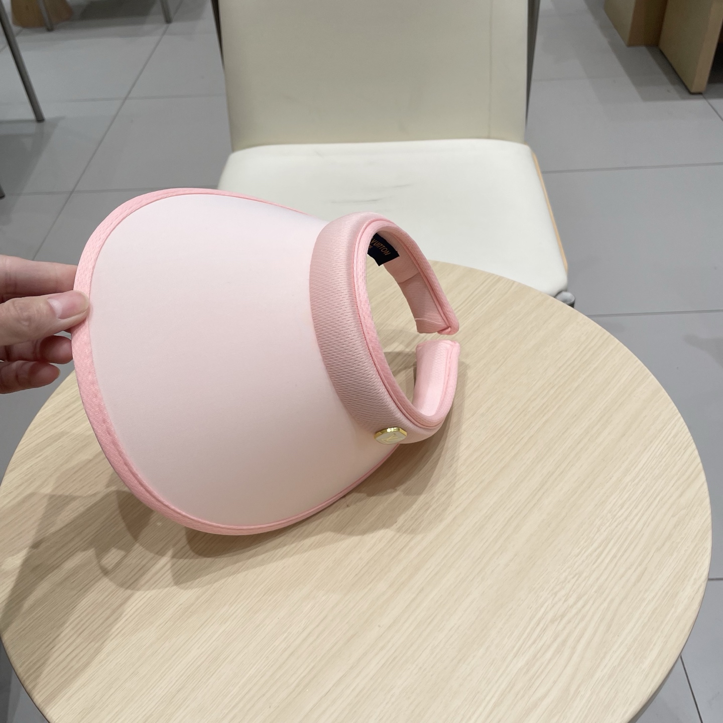  LV 路易威登 Louis Vuitton 😎春夏空顶帽
空顶帽通勤必备 一秒高颅顶 视觉显脸小
早八