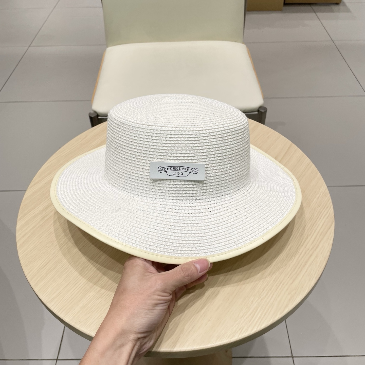  克罗心新款大沿草帽，网红时尚达人火爆单品，极简的风格，时尚感超强利落百搭时尚！遮脸显瘦！遮阳又时尚