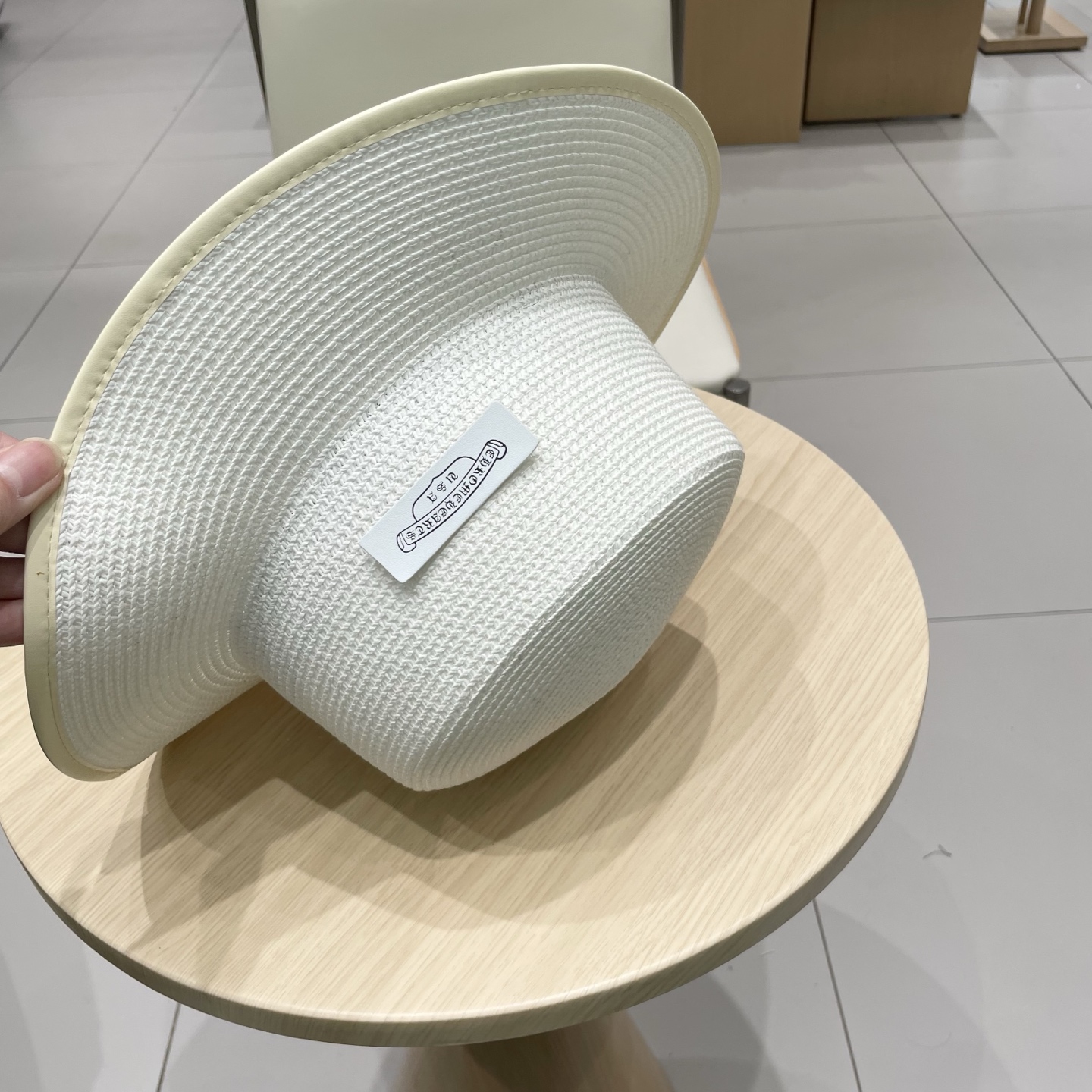  克罗心新款大沿草帽，网红时尚达人火爆单品，极简的风格，时尚感超强利落百搭时尚！遮脸显瘦！遮阳又时尚