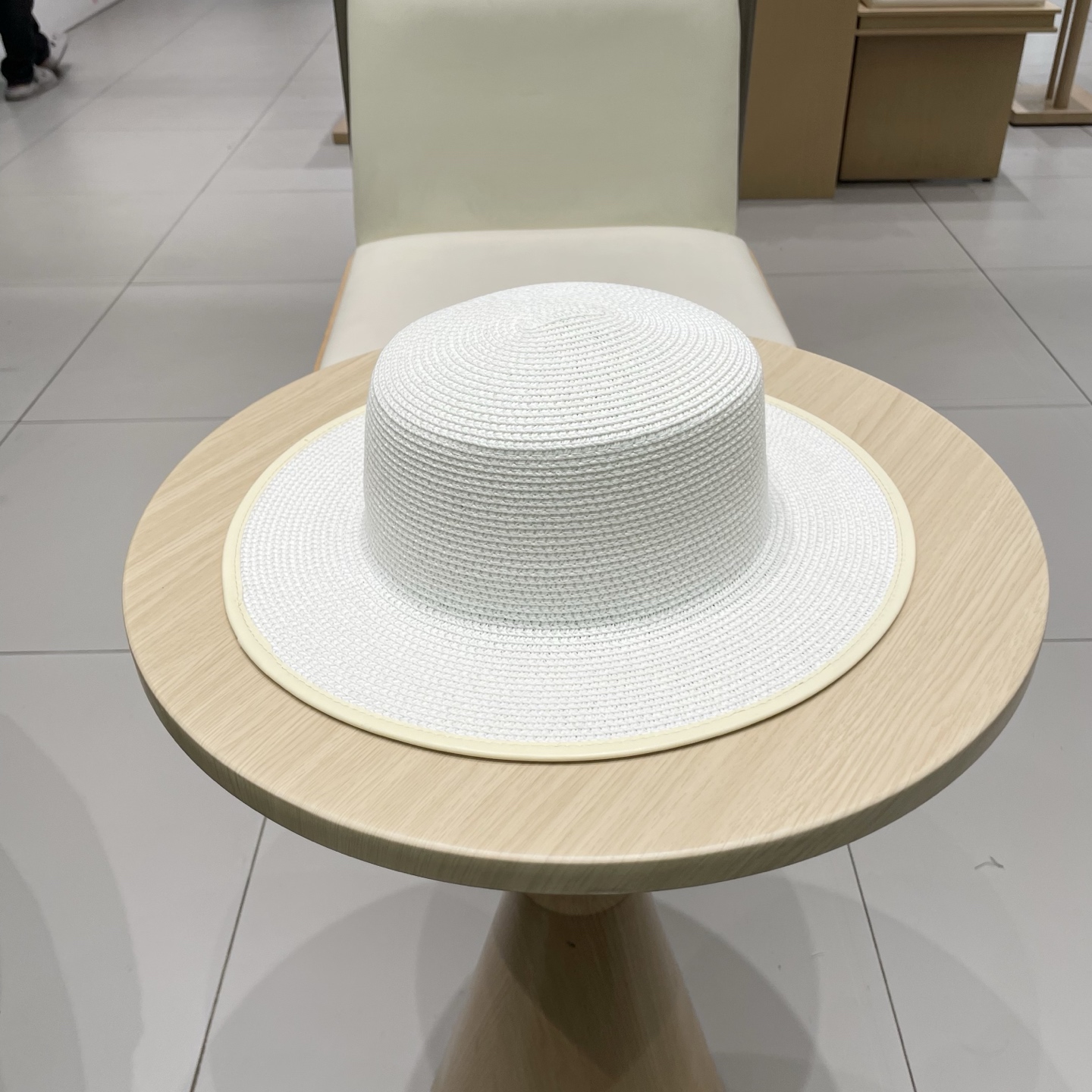  克罗心新款大沿草帽，网红时尚达人火爆单品，极简的风格，时尚感超强利落百搭时尚！遮脸显瘦！遮阳又时尚