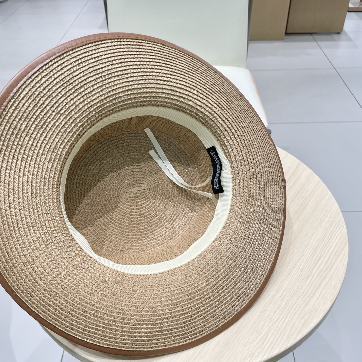  克罗心新款大沿草帽，网红时尚达人火爆单品，极简的风格，时尚感超强利落百搭时尚！遮脸显瘦！遮阳又时尚