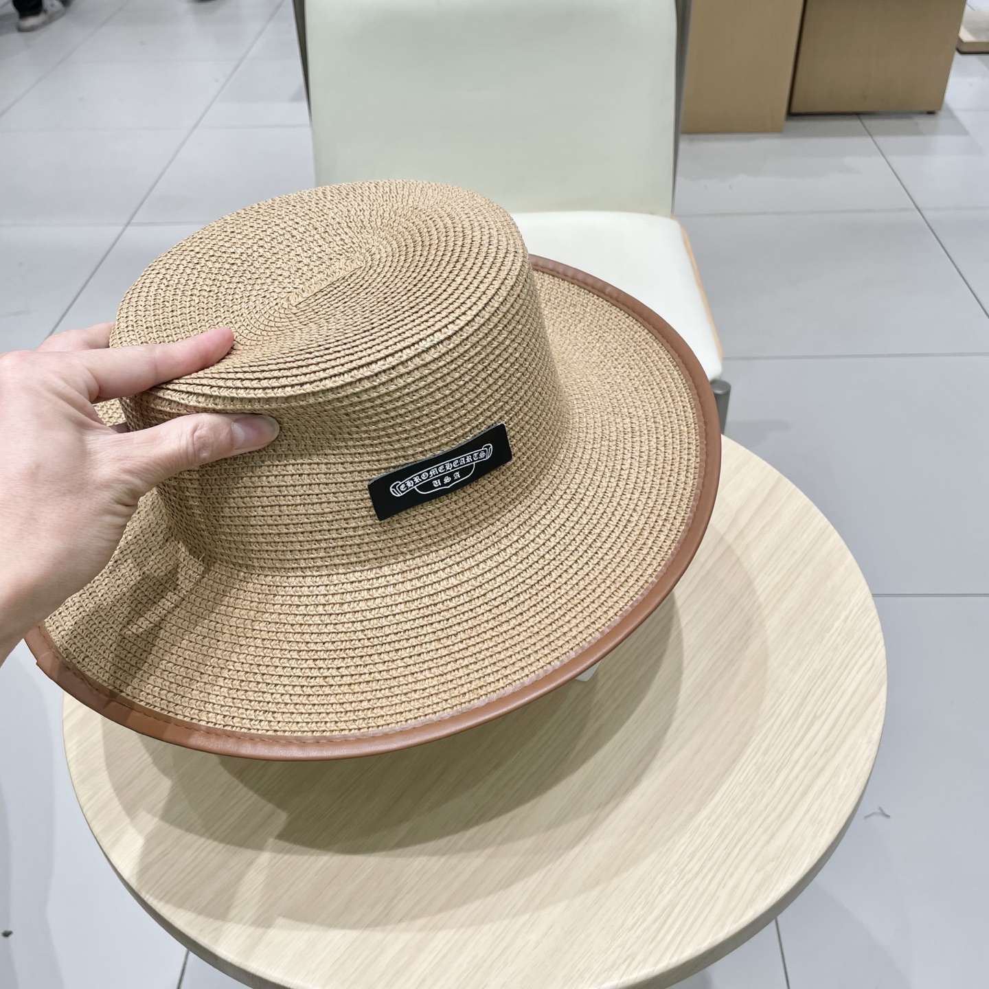  克罗心新款大沿草帽，网红时尚达人火爆单品，极简的风格，时尚感超强利落百搭时尚！遮脸显瘦！遮阳又时尚