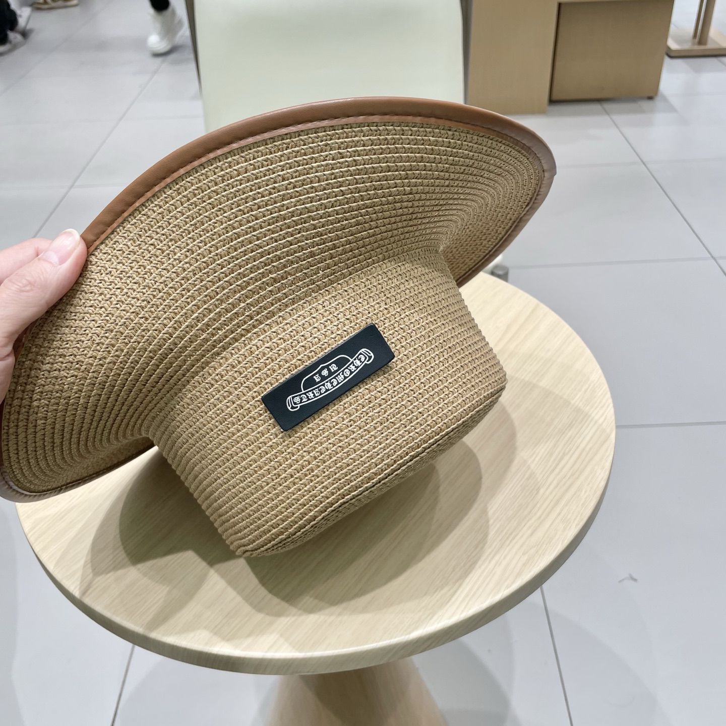  克罗心新款大沿草帽，网红时尚达人火爆单品，极简的风格，时尚感超强利落百搭时尚！遮脸显瘦！遮阳又时尚