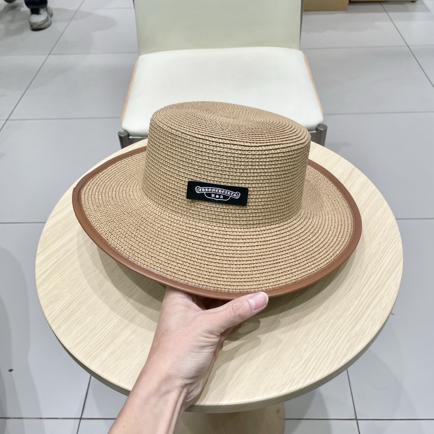  克罗心新款大沿草帽，网红时尚达人火爆单品，极简的风格，时尚感超强利落百搭时尚！遮脸显瘦！遮阳又时尚