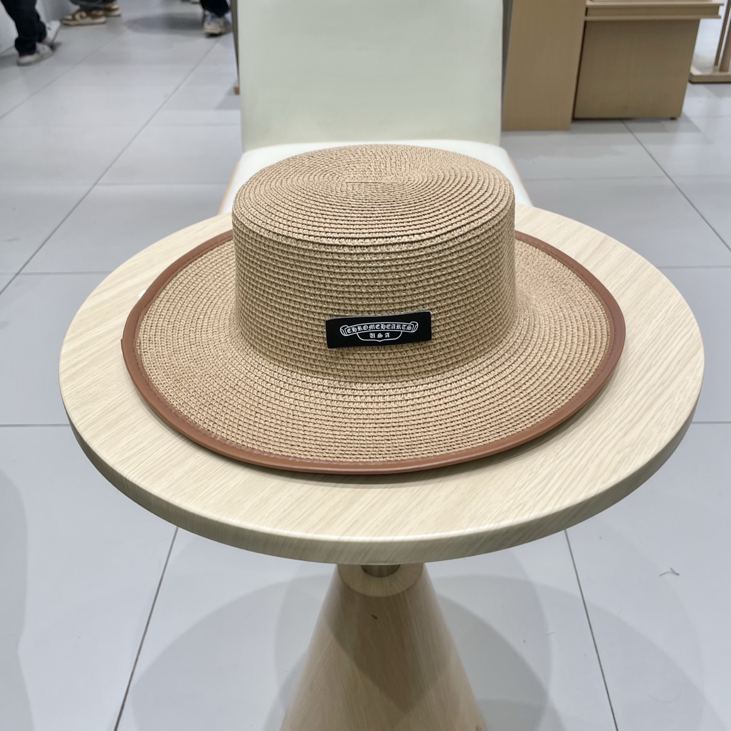  克罗心新款大沿草帽，网红时尚达人火爆单品，极简的风格，时尚感超强利落百搭时尚！遮脸显瘦！遮阳又时尚