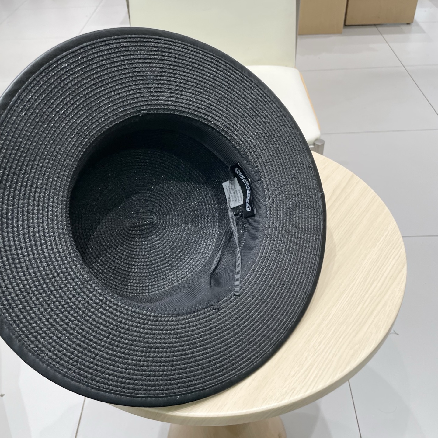  克罗心新款大沿草帽，网红时尚达人火爆单品，极简的风格，时尚感超强利落百搭时尚！遮脸显瘦！遮阳又时尚