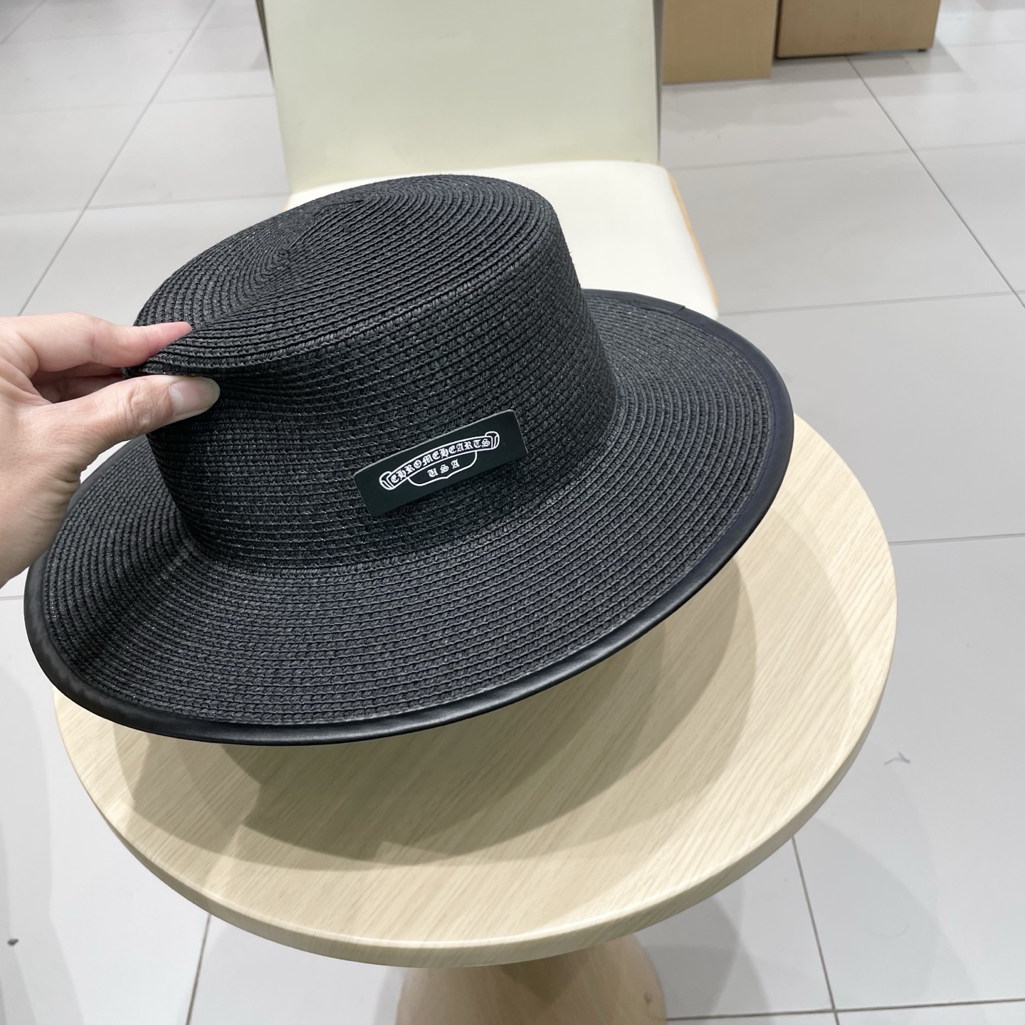  克罗心新款大沿草帽，网红时尚达人火爆单品，极简的风格，时尚感超强利落百搭时尚！遮脸显瘦！遮阳又时尚