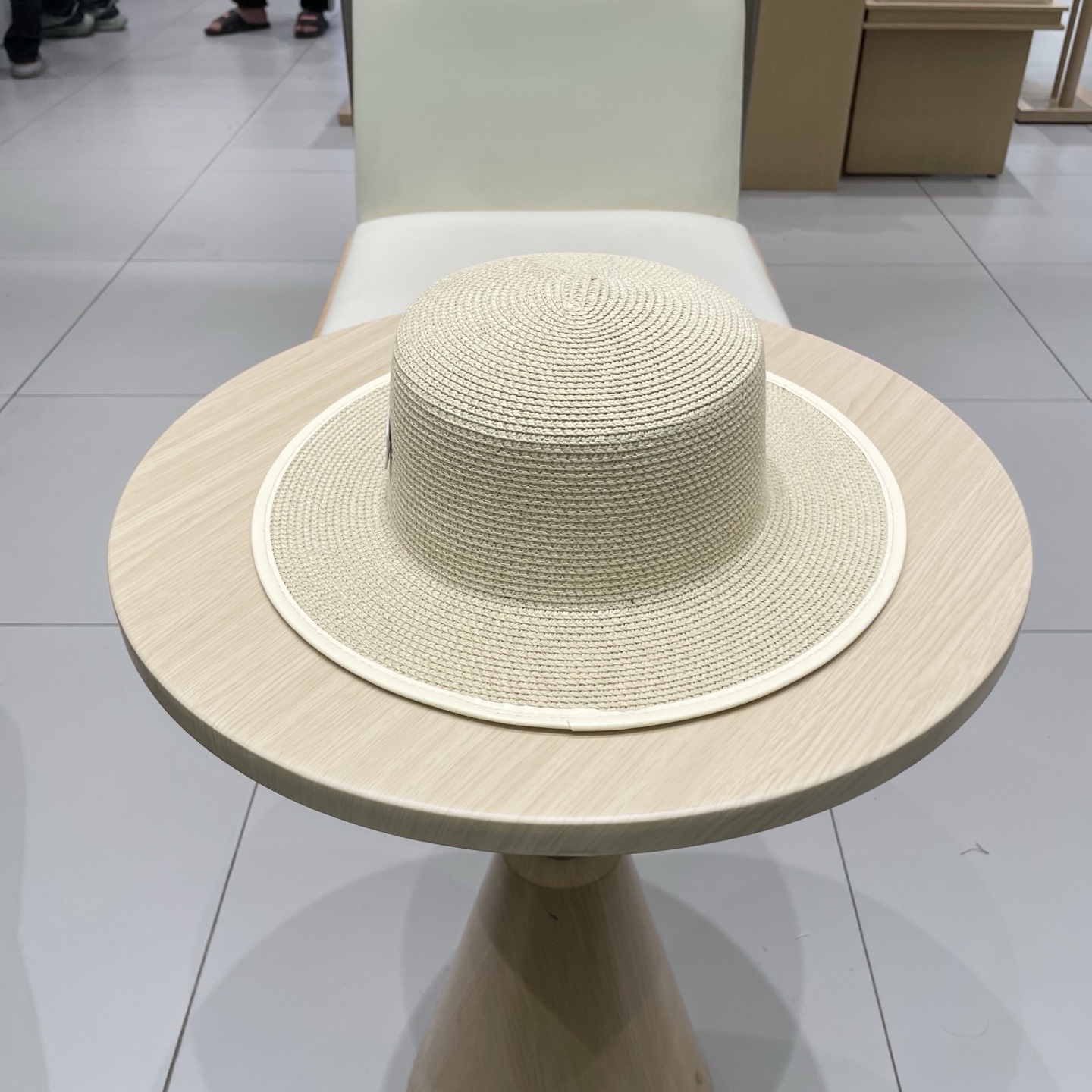  克罗心新款大沿草帽，网红时尚达人火爆单品，极简的风格，时尚感超强利落百搭时尚！遮脸显瘦！遮阳又时尚