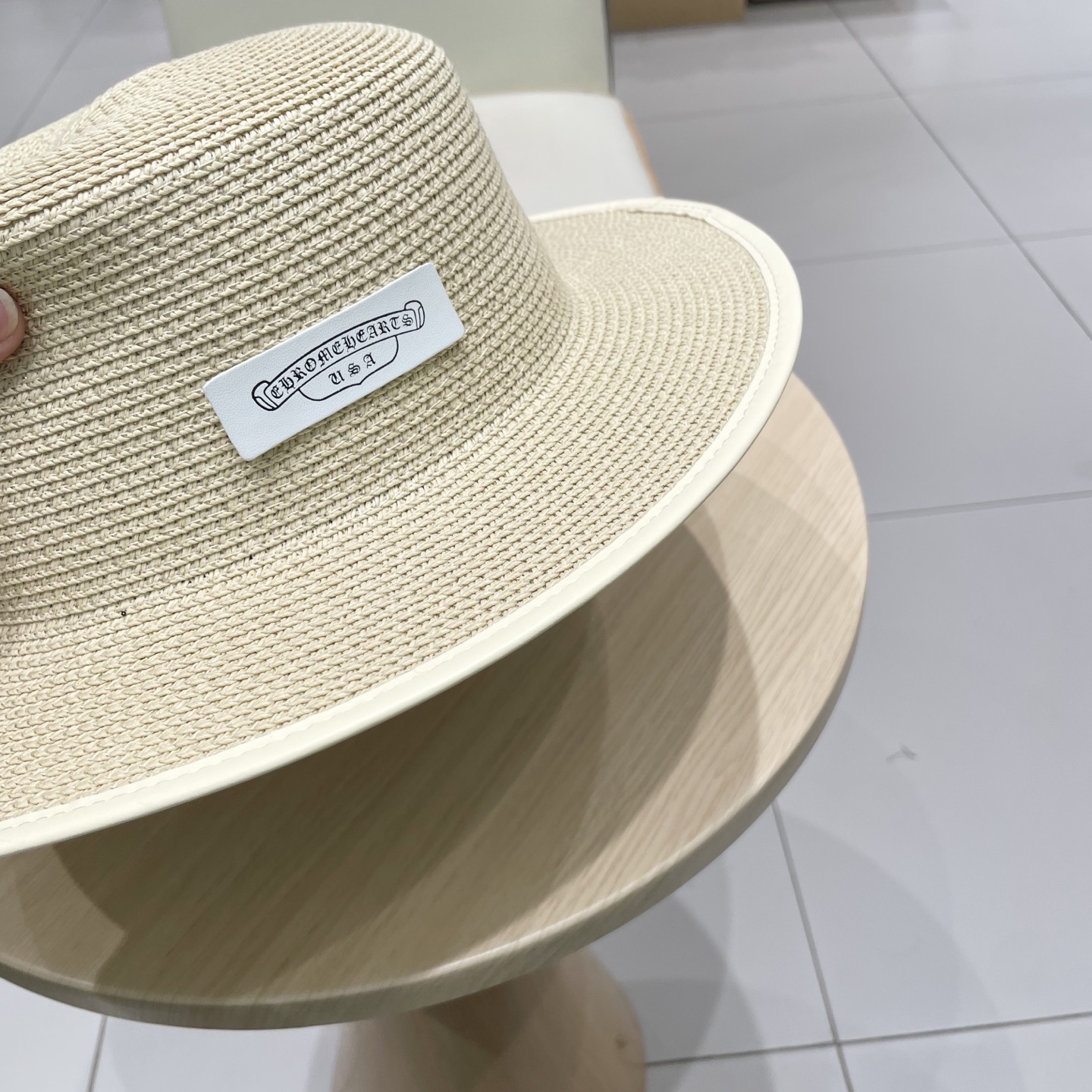  克罗心新款大沿草帽，网红时尚达人火爆单品，极简的风格，时尚感超强利落百搭时尚！遮脸显瘦！遮阳又时尚