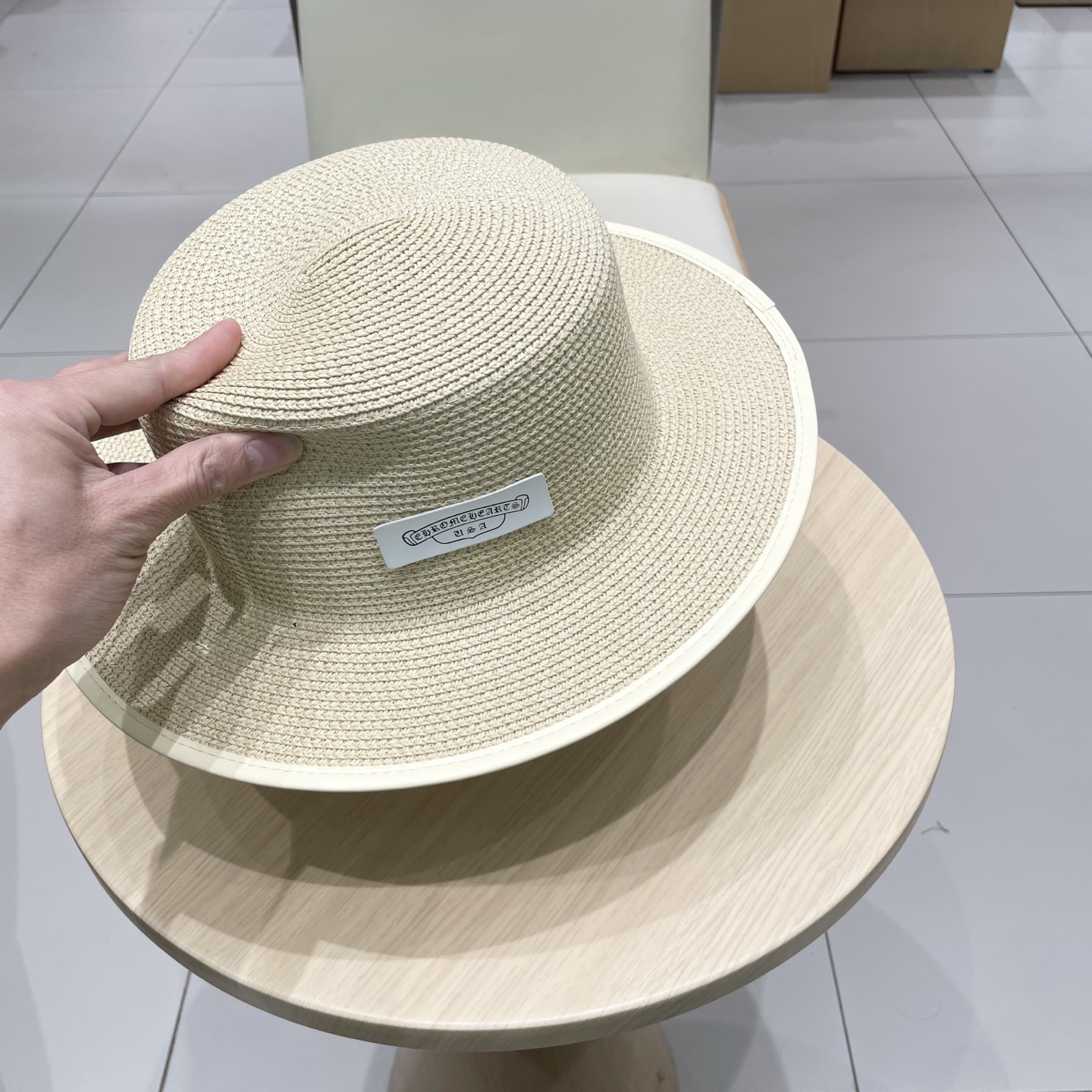  克罗心新款大沿草帽，网红时尚达人火爆单品，极简的风格，时尚感超强利落百搭时尚！遮脸显瘦！遮阳又时尚