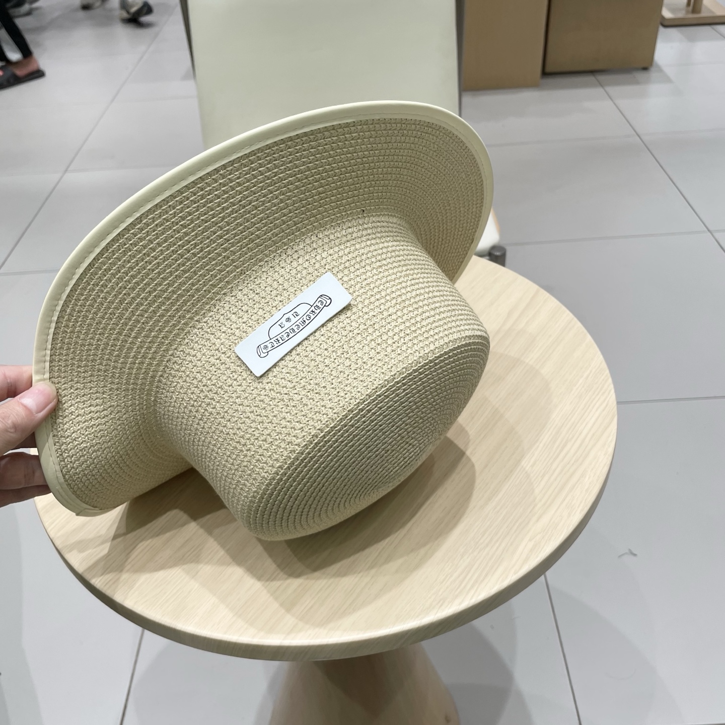  克罗心新款大沿草帽，网红时尚达人火爆单品，极简的风格，时尚感超强利落百搭时尚！遮脸显瘦！遮阳又时尚