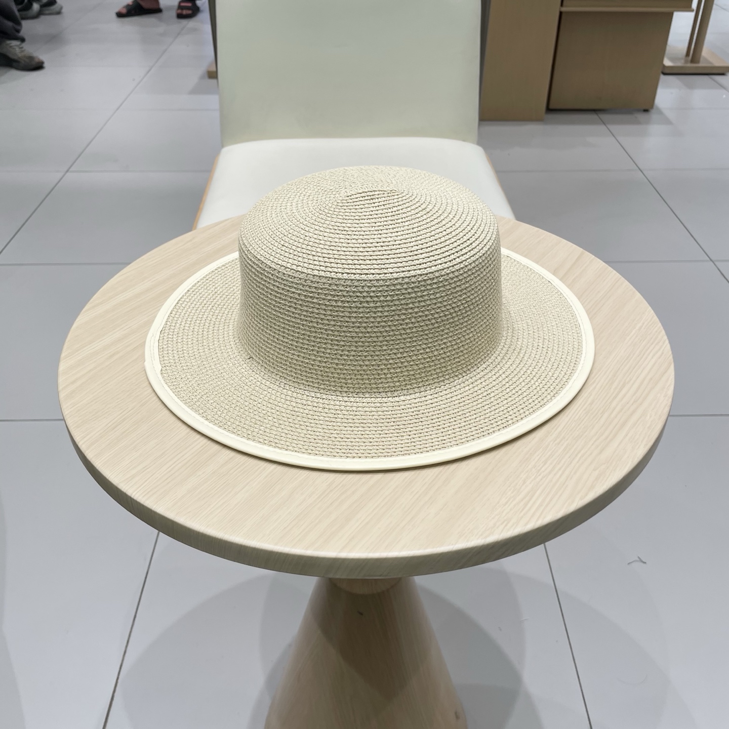  克罗心新款大沿草帽，网红时尚达人火爆单品，极简的风格，时尚感超强利落百搭时尚！遮脸显瘦！遮阳又时尚