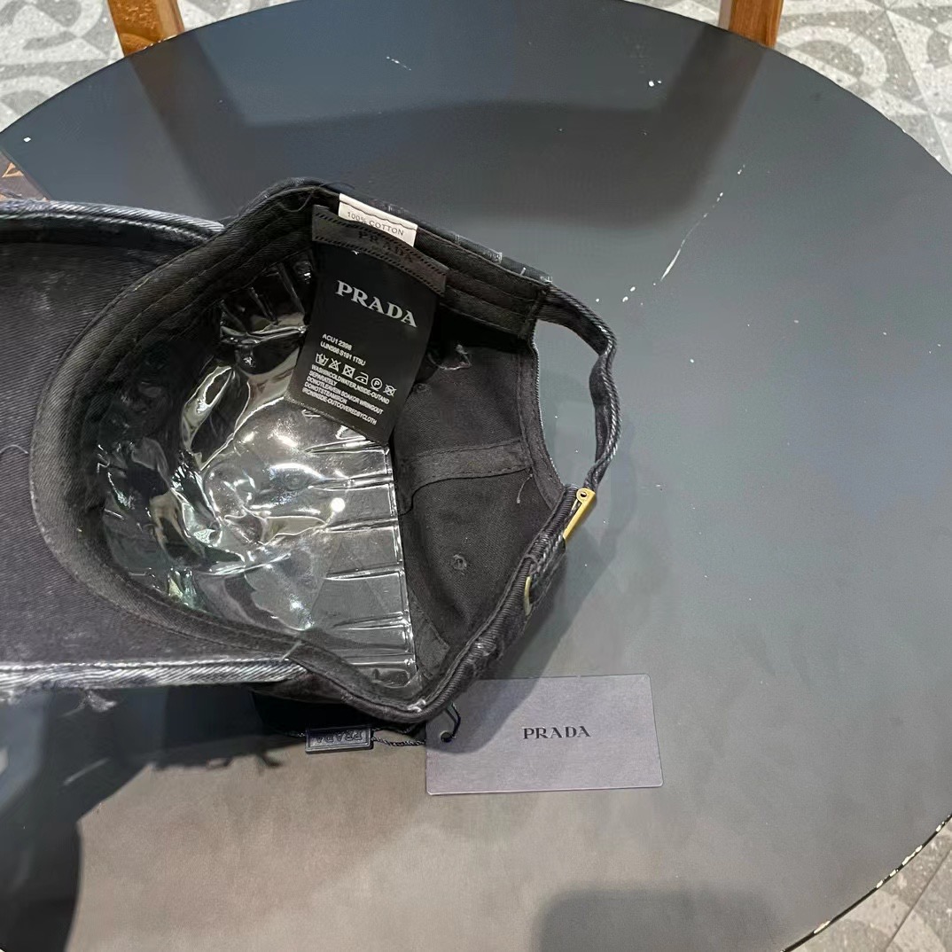  普拉达Prada 经典三角标棒球帽🧢万能必留款 戴一万年都好看 日常刚需 颜色完美 帽型正点 简直谁戴