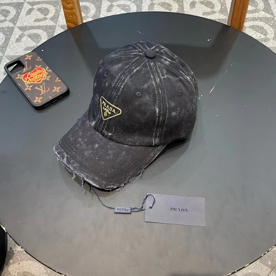  普拉达Prada 经典三角标棒球帽🧢万能必留款 戴一万年都好看 日常刚需 颜色完美 帽型正点 简直谁戴