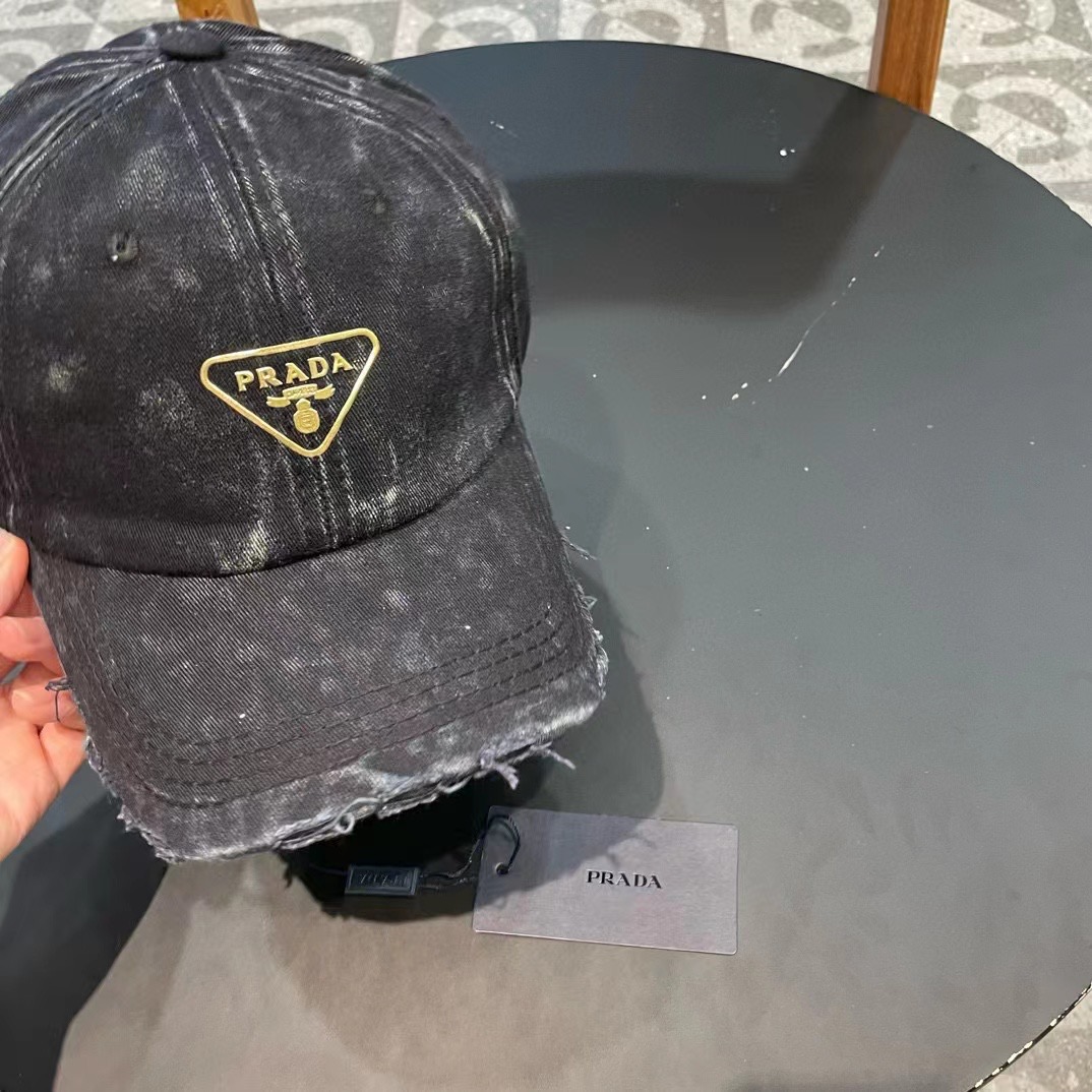  普拉达Prada 经典三角标棒球帽🧢万能必留款 戴一万年都好看 日常刚需 颜色完美 帽型正点 简直谁戴
