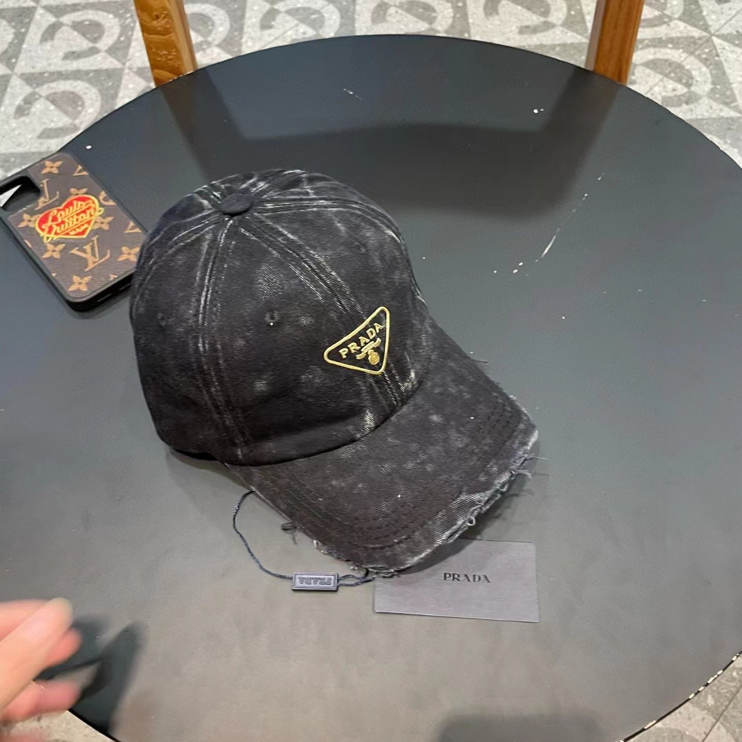  普拉达Prada 经典三角标棒球帽🧢万能必留款 戴一万年都好看 日常刚需 颜色完美 帽型正点 简直谁戴