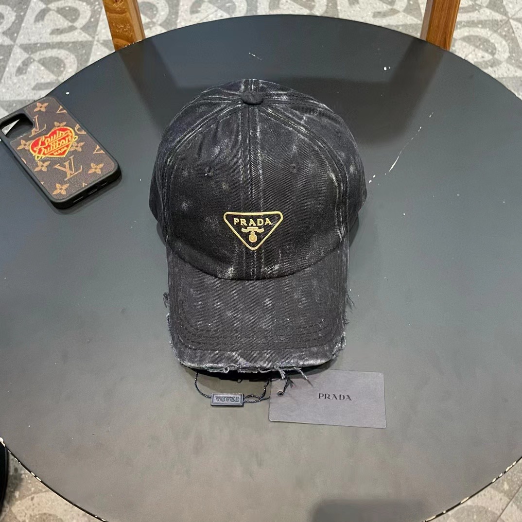 普拉达Prada 经典三角标棒球帽🧢万能必留款 戴一万年都好看 日常刚需 颜色完美 帽型正点 简直谁戴
