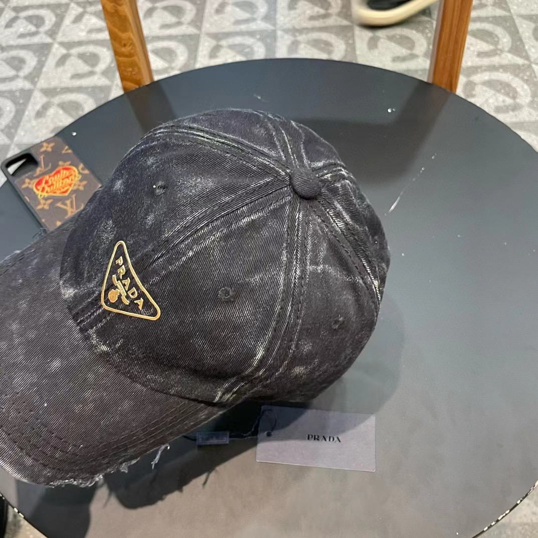  普拉达Prada 经典三角标棒球帽🧢万能必留款 戴一万年都好看 日常刚需 颜色完美 帽型正点 简直谁戴