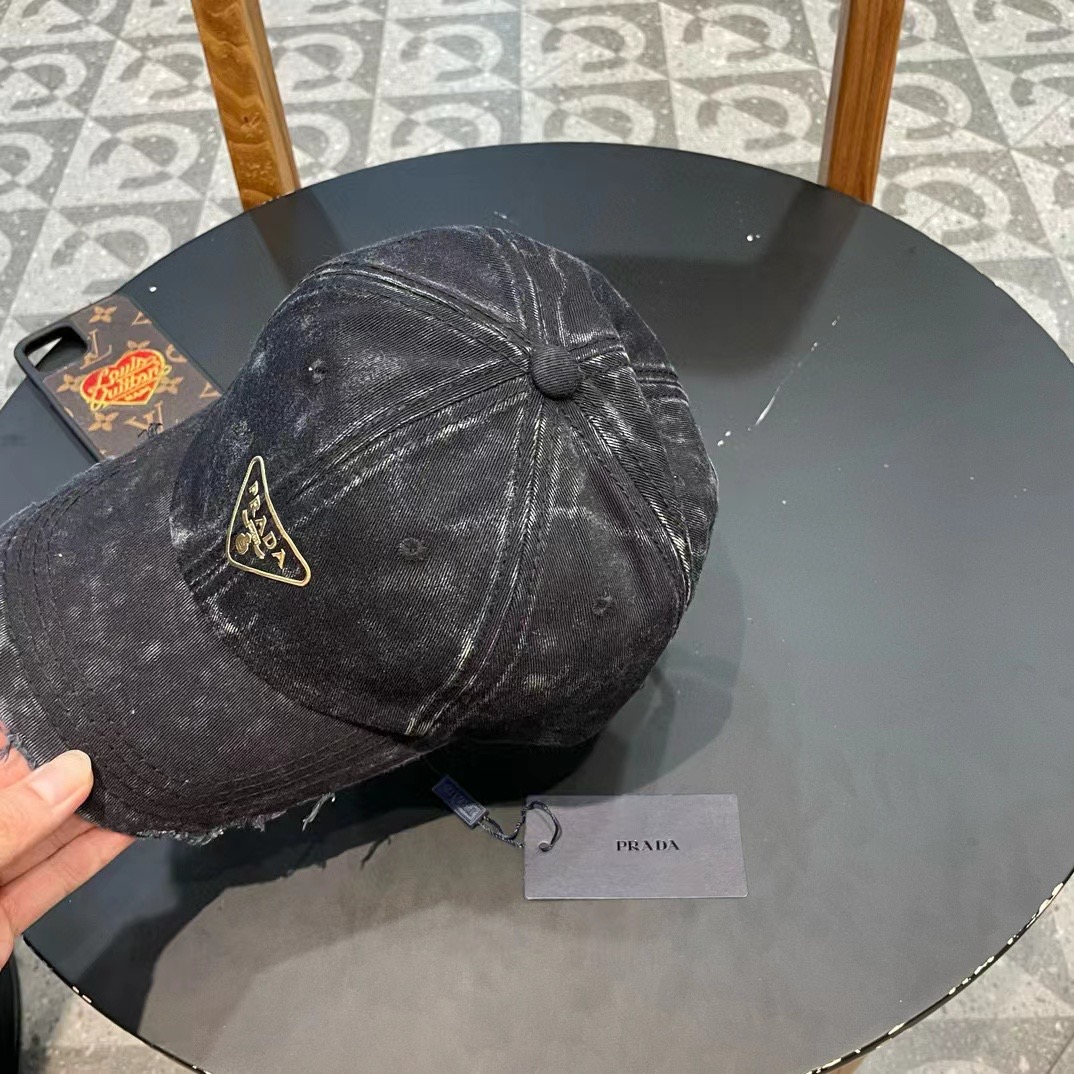  普拉达Prada 经典三角标棒球帽🧢万能必留款 戴一万年都好看 日常刚需 颜色完美 帽型正点 简直谁戴